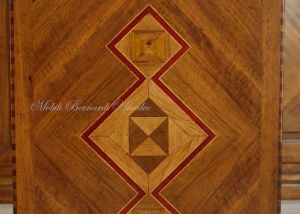 Tavolino classico da salotto in legno massiccio con intarsio